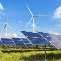 Éoliennes et panneaux solaires sous un ciel bleu